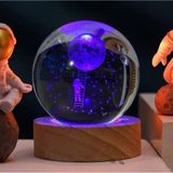MR 3D Kristal Cam Küre Renk Değiştiren Işıklı Cam Küre Ahşap Soketli Gece Lambası, Özel Tasarım,Harika bir hediye (Astronot B)