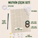 Mutkin Şönil Çiçek Buket Hazırlama Seti LED Işıklı – Gazete Desenli Buket Sarma Kağıdı, Organze Kurdela, Çiçek Bandı, Kalın Tel ve 4 Renk Çiçek Tomurcuğu