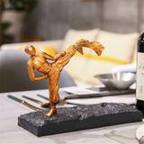 MVUYO Kung Fu Küçük Altın Adam Yaratıcı Reçine kırmızı Şarap Rafı Dekorasyon Oturma Odası Şarap Dolabı Dekorasyon