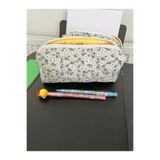 nartella Papatya Desenli Kalem Kutusu – Geniş Hacimli, Fermuarlı Bez Organizer (21×9×7 cm)