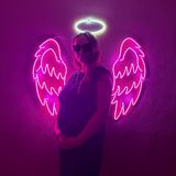 Neon Wings Neon Metal Tabela - Metal Destekli Çarpıcı LED Neon Duvar Sanatı, Modern Ev Dekoru, Barlar veya Stüdyolar için Mükemmel. Kalın ve Benzersiz Neon Işıklı Tabela (Uzaktan Kumandalı)