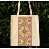 New Bazaar Kanvas Bez Çanta - Dokuma Kumaş Desenli - Iç Cepli ve Cırtlı - 36 x 40 cm - Bej Halı Desenli - Renkli