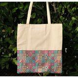 New Bazaar Kanvas Bez Çanta - Dokuma Kumaş Desenli - Iç Cepli ve Cırtlı - 36 x 40 Cm-Küçük Kareli Halı Desenli - Renkli