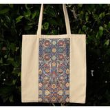 New Bazaar Kanvas Bez Çanta - Dokuma Kumaş Desenli - Iç Cepli ve Cırtlı - 36 x 40 cm - Lacivert Halı Desenli - Renkli