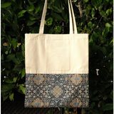 New Bazaar Kanvas Bez Çanta - Dokuma Kumaş Desenli - Iç Cepli ve Cırtlı - 36 x 40 cm - Oryantal Halı Desenli - Renkli