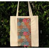 New Bazaar Kanvas Bez Çanta - Dokuma Kumaş Desenli - Iç Cepli ve Cırtlı - 36 x 40 Cm- Renkli Kübik Halı Desenli