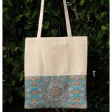 New Bazaar Kanvas Bez Çanta - Dokuma Kumaş Desenli - Iç Cepli ve Cırtlı - 36 x 40 cm - Turkuaz Halı Desenli - Renkli