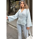 NEW LAVİVA Kadın Bebe Mavisi Kruvaze Yaka, Çapraz Bağlamalı, Flare Kollu, Salaş Müslin Bluz