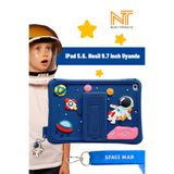 Nezih Case Apple Ipad 5.6. Nesil 9.7 Inch Uyumlu Astronot Temalı Askılı Çocuk Tablet Kılıfı