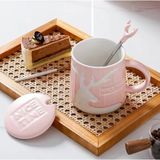 Nice Life Porselen Kar Geyiği Temalı Kapaklı Kupa 1 Adet, Pembe,Mavi veya Başka bir Renk, 400ml, Kaşıklı 9.5cm Yükseklik (Sadece 1 adet rastgele kupa gönderilir)