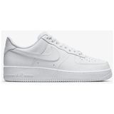 Nike Aır Force 1 Unısex Ayakkabı Beyaz Düz Taban Yapısı ile Günlük Konfor ve Şıklık Sunar