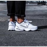 Nike Air Monarch Erkek Spor Ayakkabı Düz Taban Yapısı ile 44,5 Numarada Günlük Kullanıma Uygun - 001 - Beyaz