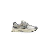 Nike Initiator Y2K Stil Günlük Koşu ve Yürüyüş Spor Ayakkabısı Kemik Rengi / Hindistan Cevizi Sütü / Metalik Gümüş / Duman Grisi - Light Bone / Coconut Milk / Metallic Silver / Smoke Grey