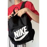 Nike Sırt ve Okul Çantası En: 28 cm, Boy: 38 cm, Derinlik: 13 cm
