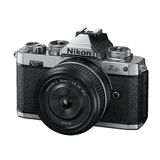 Nikon Z fc KIT Z 28 1:2.8 SPEZ. Edition 20.9 MP OLED Vizör2.36 Milyon Piksel Saniyede 11 Kare Odaklama Asistanlı Hibrit AF, ISO 100-51.200, 4K UHD Video Gümüş Siyah Kamera