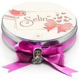 Nin Chocolate Nin Kız Bebek Çikolatası Metal Yuvarlak Kutu Pembe Kuş Baskılı (80 Adet Napoliten Çikolata) - 1 Adet