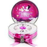 Nin Chocolate Nin Kız Bebek Çikolatası Metal Yuvarlak Kutu Pembe Leylek Baskılı (80 Adet Napoliten Çikolata) - 1 Adet