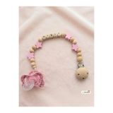 NOORBOHEMİA 🎀 Kız Bebekler İçin Pembe Emzik Askısı 🎀 Minik prensesleriniz için hem şık hem de kullanışlı bir emzik askısı 💕 Sevimli pembe tasarımıyla bebeğinizin kıyafetlerine zarif bir görünüm katar.