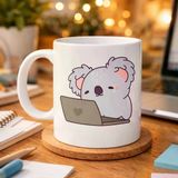 Norino Laptoplu Koala Desenli Porselen Kupa Model 111 – Sevimli Ofis Kupası , Çalışanlara Özel Tatlı Hediye