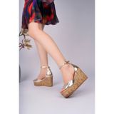 NOSEY SHOES FİONA MODEL HAKİKİ DERİ ALTIN BURUN AÇIK ARKA KAPALI BİLEKTEN TOKALI PLATFORM DOLGU TOPUKLU SANDALET