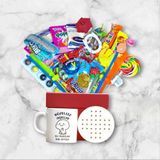 Nostaljik Lezzetler Retro Lezzetler ve Sürprizlerle Dolu Kırmızı Hediye Kutusu ve Düzelcez İnşallah Şu Olaylar Bir Bitsin Yazılı Kupa Bardak