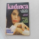 Ocak 1981 Tarihli Kadınca Dergisi. Içeriğinde Mille Idee, Grazia, Bella Kadınca'da, Dallas Kişilik Testi ve Burçlara Göre Rejim ve 81 Takvimi Gibi Konular Yer Alıyor.