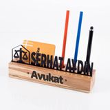 Ofistike Avukatlara Özel Masif Kayın Ahşap Kartvizitlik ve Kalemlikli Masaüstü İsimlik Standı Siyah Akrilik Masa İsimliği