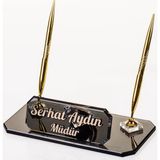 Ofistike Kabartma Yazılı Delos Masa İsimlik 24x12cm Siyah Renk 2 Adet Tükenmez Kalem ile