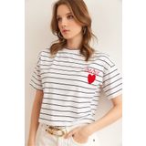 Olalook Kadın Beyaz Kalp Detaylı Çizgili Crop Tişört TSH-19000856