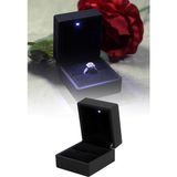 Omilife Işıklı Kadife Yüzük Kutusu LED Takı Sunum Kutusu Hediye Evlilik Yıldönümü, Sevgililer Günü 8 cm - 6x6,5cm - Siyah