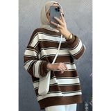 onlymoon Kahverengi Beyaz Çizgili Tesettür Sweatshirt | %100 Pamuk 2 İplik Kumaş | Günlük Kombinlere Uygun Sweatshirt | Modern Sade Pamuklu Giyim | Konfor Odaklı 2 İplik Tesettür Sweatshirt | Gündelik Stil