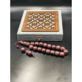 Onurlu Tesbihane Salih Şirin Usta İşi Efe Boy Fıçı Kesim Bordo Stabilize Kafur Ağacı Tesbih OT-AHS-KFR-002