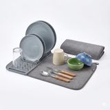 Orret Home Mikrofiber Su Emici Bulaşıklık Matı – 37x60 cm Tezgâh Üstü Bulaşık Kurutma Matı, Kaymaz Su Emici Mutfak Matı, Katlanabilir Tabaklık Süzgeçli Plastik Sepetli Kurulama Örtüsü (Gri)