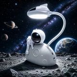 Özeltasarım Ay Üstünde Beyaz Astronotlu Gece Lambası Beyaz Led Işıklı Astronotlu Masa Lambası Şarjlı