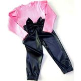 Özge Başaran Kız Çocuk, Siyah Deri Fiyonk Detaylı Pantolon, Pembe Omuzu Fırfırlı Badi ve Saç Bandı Takımı. - 7 Yaş - Açık Pembe