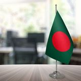 Özgüvenal Bangladeş Masa Bayrağı Direksiz 15 x 22,5 cm