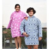 Pabtex Kapüşonlu Peluş Giyilebilir Battaniye – Ultra Yumuşak Oversize - 95 x 73 cm - Lacivert - Beyaz