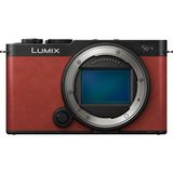 Panasonic Lumix DC-S9E-R Tam Kare Aynasız Kamera, Açık Kapılı Vlog, 24,2 Mp, 6k/4k, 779 Noktalı Pdaf, Görüntü Sabitleme, Lut, 180° Esnek Monitör, 5 Ghz Wifi, Kırmızı, Kamera Gövdesi - Siyah