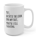 Panvola Yet Despite The Look On My Face You're Still Talking Alaycı Hediye İş Arkadaşlarına Komik Alaycı Kupalar Kahve Seramik Kupa Yenilik İçecek Takımı Beyaz (15 oz)
