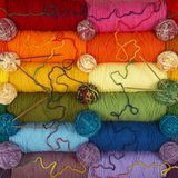 Parachute Puzzles Bükülmüş İplik 1000 Parça Bulmaca - Renkli Örgü İpliği Arapsaçı Yapboz, Parlak Renkli ve Renkli Sıralar halinde Düzenlenmiş.