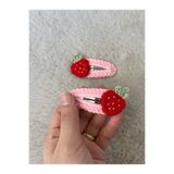 PARMAK İZİ AKSESUAR PEMBE KIRMIZI ÇİLEK DETAYLI ÇITÇITLI AMİGURUMİ ÖRGÜ NİŞ SAÇ AKSESUARI TOKA
