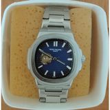 Patek Philippe Erkek saati Patek Philippe – Tam otomatik zarafet, Cenevre’nin kusursuz nefesi Her saniyesinde yüz yetmiş yılı aşkın birikim fısıldar