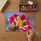 Pembe Çiçeğe Konan Arı Tasarımı 240 Parça Ahşap Puzzle Ahşap Kutuda MP00081