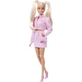 Pembe kot ceket ve uyumlu bir etek giyen ve fiyonklu el çantası ile inci takı gibi aksesuarları olan sarı saçlı Barbie Stil İkonu bebek, 9 numara, JJN69