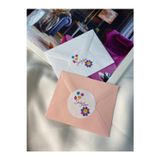 Pembe Mor Papatyalı Sevgiler Etiketi Love Yuvarlak Mat Sticker 4 Cm (90 Adet)