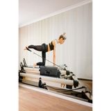Pilates Reformer Cihazında Egzersiz Yapan Kadın Figürlü Tekstil Duvar Kağıdı, 100 x 100