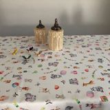 Pivoine Doğum Günü Desenli Polyester Masa Örtüsü – Dikdörtgen 150×240 cm (Açık Ölçü 140×240), 6–8 Kişilik, Dayanıklı, Çok Amaçlı, Kolay Temizlenebilir, Yerli Üretim, Şık Parti Konsepti