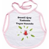 Plaka53 Shop Demli Çay Tadında Teyze Yanında Yazılı Bebek Mama Önlüğü - 001 - Beyaz - 28 x 32 cm
