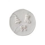 Porselen Yılbaşı Çorabı Ağaç Süsü – Altın Detaylı Dekoratif Seramik Süs (6 x 5 cm)