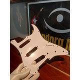 Puandorg Elektro Gitar Pickguard Beyaz 11 Delik S/s/s Konfigürasyon 4-Ply Tortoise Shell Strat Pickguard - Beyaz